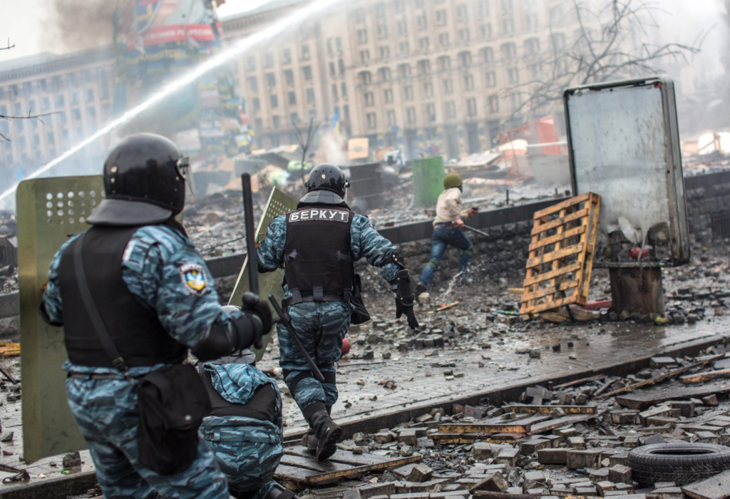 Polizisten auf dem Maidan Protest in Kiew bei dem Maidan Scharfschützen eingesetzt worden waren